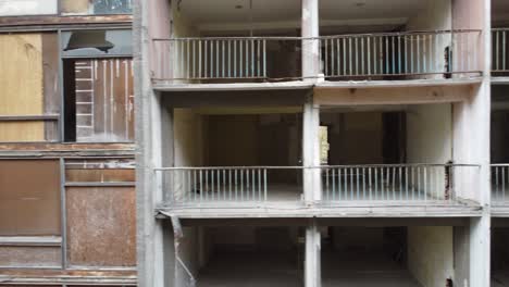 Postkommunistische-Ära-Hotelgebäude-In-Einem-Desolaten-Zustand-Gebrochen-Unheimliche-Atmosphäre