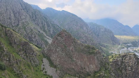 Eine-Dramatische-Aussicht-Auf-Eine-Felsige-Bergkette-Mit-Steilen-Klippen-Und-Zerklüftetem-Gelände