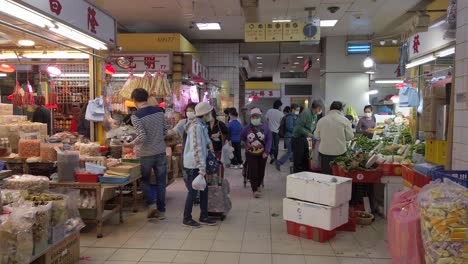 Corona-Virus-Pandemic,-Locals-shopping-at-Tai-Kok-Tsui-market,-wearing-protective-face-masks