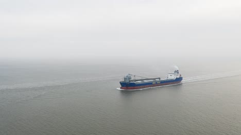 Selbstlöscher,-Self-Discharging-Vessel-leaving-the-port-of-Cuxhaven-into-the-North-Sea