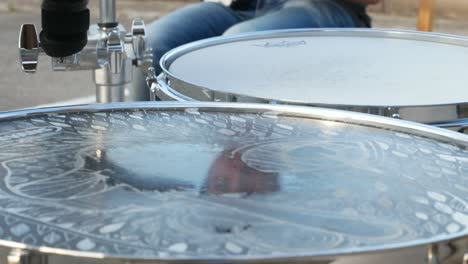 Schlagzeuger-Spielt-Bei-Einem-Open-Air-Konzert-Mit-Einem-Gitarristen-Im-Hintergrund,-Während-Der-Schlagzeuger-Mit-Seinen-Trommelstöcken-Auf-Die-Snare-Drum-Schlägt