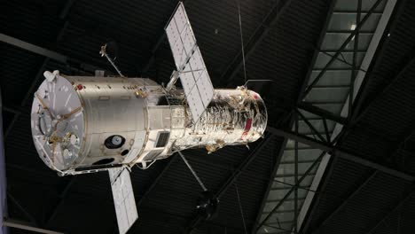 Nachbildung-Des-Hubble-Teleskops-Hängt-Am-Hangardach-Im-Lernbereich-Des-Boeing-Flight-Museum-In-Seattle,-Washington