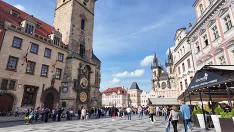 Alte-Astronomische-Uhr-Am-Rathaus-In-Prag,-Zeitlupe