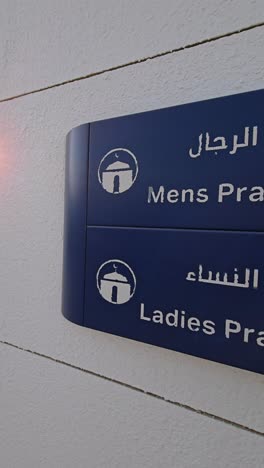 Schilder-Für-Den-Gebetsraum-Für-Männer-Und-Frauen-Außerhalb-Des-Rastplatzes-Einer-Tankstelle-In-Den-Vereinigten-Arabischen-Emiraten