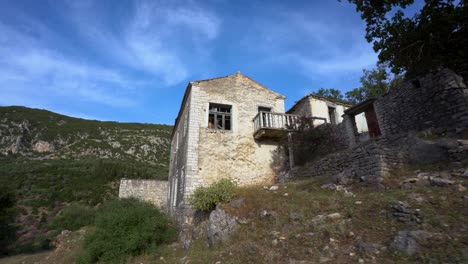 Casa-Abandonada-En-Un-Pueblo-Balcánico-Con-Casas-De-Piedra,-Emigración-Masiva-Desde-La-Patria-Que-Conduce-A-Viviendas-En-Ruinas