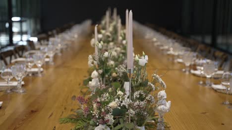 Elegante-Esstisch-Einrichtung-Mit-Blumenschmuck-Und-Kerzen-Für-Eine-Formelle-Veranstaltung