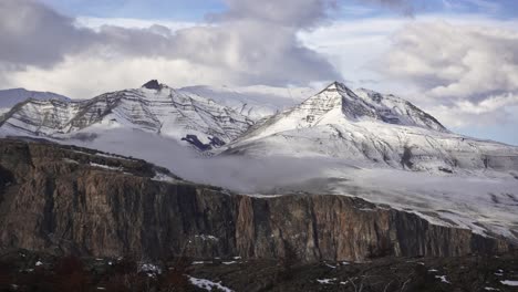 Dramatischer-Zeitraffer-Des-Cerro-Piramide-In-Der-Nähe-Von-El-Chaltén,-Patagonien,-Argentinien-Mit-Weißen-Wolken,-Die-Den-Himmel-Und-Den-Bergfuß-Bedecken