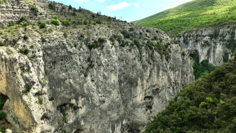 Steile-Kletterwand-Der-Verdon-Schlucht-In-Der-Provence-Luftaufnahme