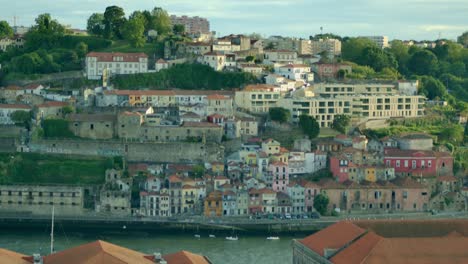 Static-shot-from-across-the-river-in-Porto,-Portugal