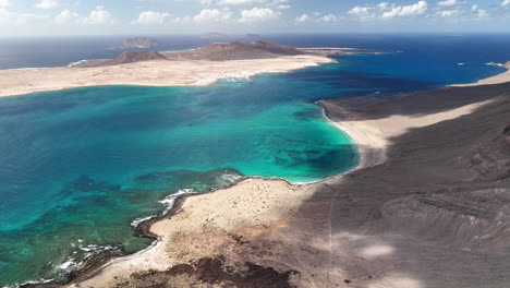 Canary-Island-Lanzarote-Coastline-Mirador-del-rio-with-view-to-the-Island-La-Graciosa-with-this-amazing-colored-Ocean