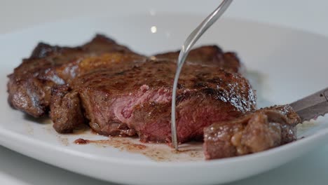 Closeup-of-finished-cooked-entrecote-on-white-plate