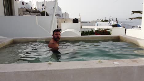 Das-Typische-Schwimmbad,-Das-Man-In-Santorini,-Griechenland-Erwartet