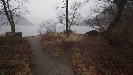 A-beautiful,-mysterious-foggy-and-rainy-day-during-autumn-on-the-Hudson-River-in-New-York,-with-the-Appalachian-mountains-in-the-background