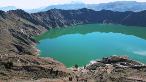 A-breathtaking-view-of-the-Quilotoa-lake,-Ecuador
