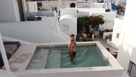 Das-Typische-Schwimmbad,-Das-Man-Auf-Santorini-Erwartet