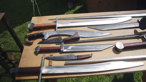 Increíble-Toma-En-Cámara-Lenta-De-Espadas-Fabricadas-Y-Exhibidas-En-Un-Stand-De-Feria-Medieval-En-El-Sur-De-España.