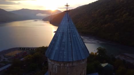 Senrise-in-Georgian-town-Ananuri-with-the-lake-and-church,-early-morning