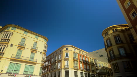 Edificios-Clásicos-Europeos-Con-Fachadas-Coloridas-Contra-Un-Cielo-Azul-Claro-En-El-Distrito-Histórico-De-Málaga