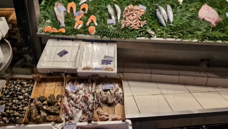 Kiosks-displaying-various-seafood-ingredients-from-fish,-shellfish,-crab,-squid-and-others