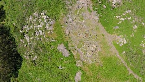 Flug-über-Der-Archäologischen-Stätte-Castro-De-Berobriga-In-Pontevedra,-Spanien