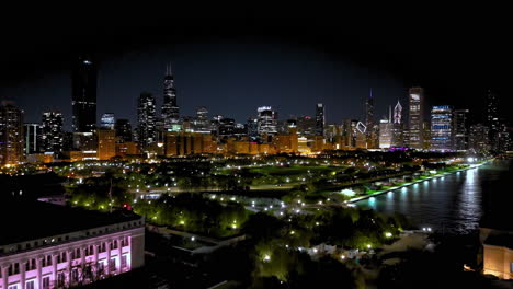 Drone-shot-rising-in-front-of-the-Grant-Park,-nighttime-in-South-Loop,-Chicago