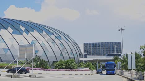 Blick-Auf-Den-Jewel-Changi-Airport-Singapur-Von-Außen-Mit-Touristenbus-Und-Flughafenzug-Aktivität