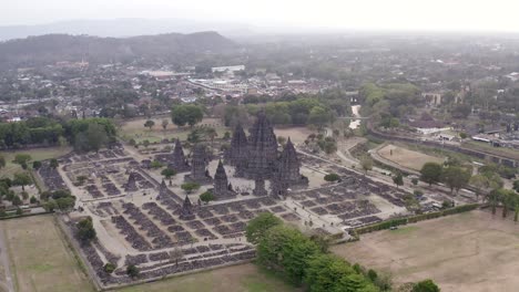 Vista-Aérea-Del-Templo-Prambanan,-Un-Templo-Hindú-En-Yogyakarta,-Indonesia
