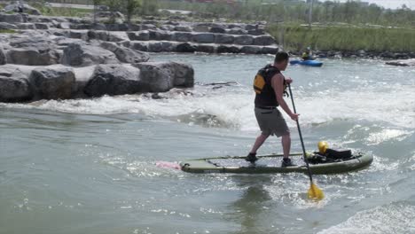 Ein-Wildwasser-Paddleboarder-Demonstriert-Gleichgewicht-Und-Geschick