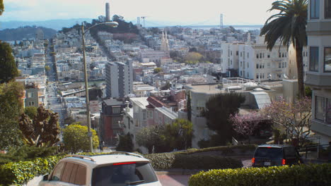 Lombard-Street-Looking-Down,-Cars-Driving