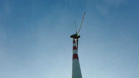De-Pie-Debajo-De-La-Turbina-Del-Molino-De-Viento-En-La-India-Generando-Energía-Eólica-Renovable-Limpia-Y-Verde.