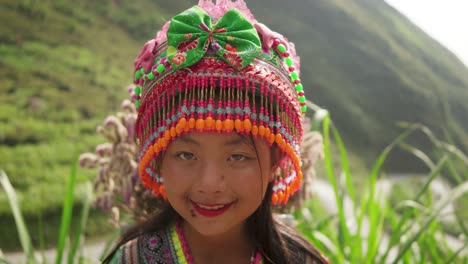 Retrato-De-Una-Niña-De-Las-Tribus-Montañesas-Vietnamitas-Con-Un-Colorido-Traje-Tradicional