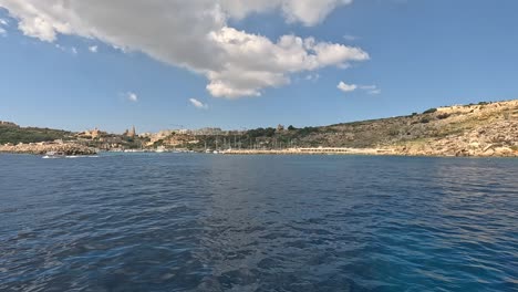 Montar-En-Un-Barco-Y-Contemplar-La-Costa-De-Malta-En-Un-Día-Soleado.