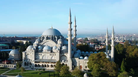 Left-to-right-panning-aerial-shot-of-the-Suleymaniye-Mosque,-Istanbul,-Turkey