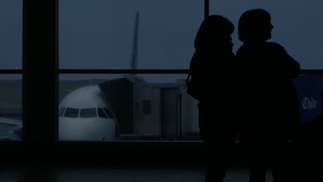 The-silhoutte-of-two-women-waiting-at-Iquique´s-airport-