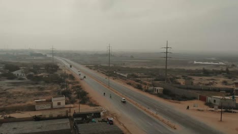 Tráfico-Ligero-Viajando-Por-La-Autopista-Karachi-Hacia-Hyderabad.