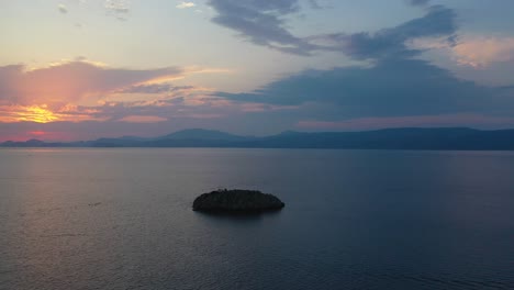 Una-Pequeña-Isla-Frente-A-La-Playa-De-Vlychos-Plakes-En-Hydra-Island,-Grecia