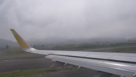 Ala-De-Avión-Despegando-En-Un-Día-Nublado