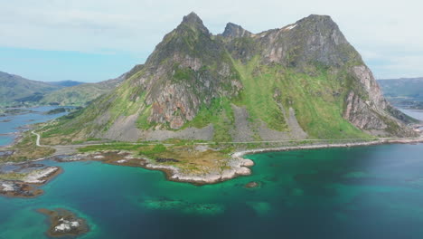 Descubriendo-Las-Altas-Montañas-De-Las-Islas-Lofoten-Y-Sus-Fiordos