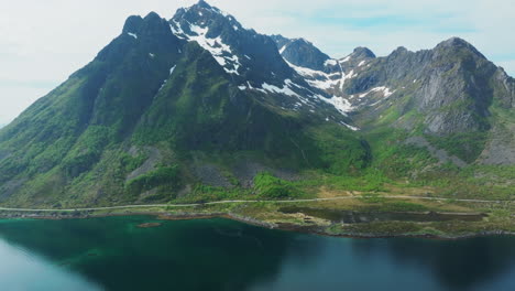 Vista-Aérea-En-órbita-Sobre-Grandes-Montañas-Y-Paisajes-Naturales-De-Las-Islas-Lofoten,-Vestvagoy