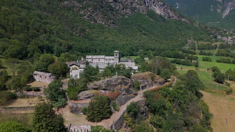 Kloster-Novalesa-Abbey-Im-Malerischen-Piemont-Von-Italien,-Luftumlaufbahn