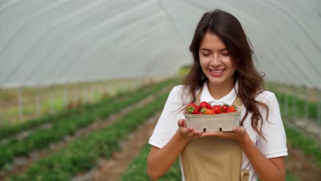 Nette-Frau-Lächelt-Und-Bewundert-Frische,-Leckere-Erdbeeren.